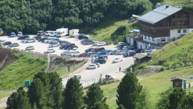 Das Grödner Joch ist einer der meist befahrenen Dolomitenpässe. (Foto: Armin Sparer)