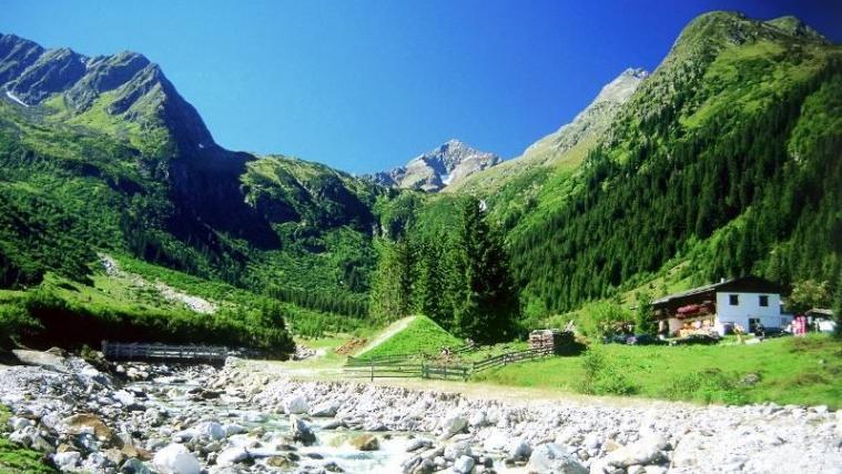 Eine Irin ist am Stubaier Höhenweg im Gemeindegebiet von Gschnitz tödlich verunglückt.