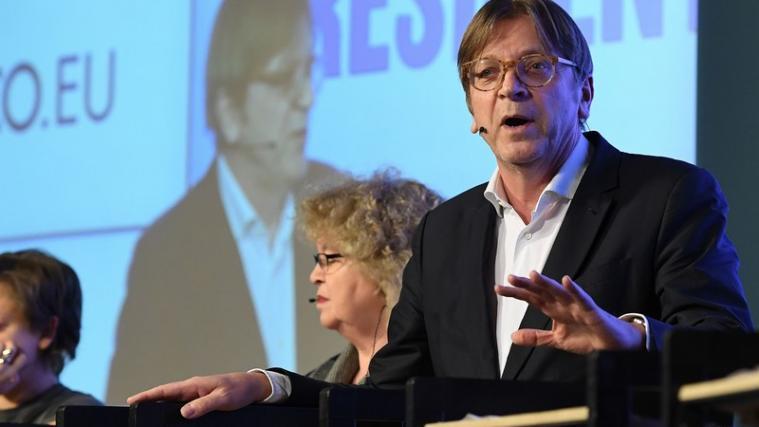 Guy Verhofstadt hat seinen Rückzug von der Kandidatur angekündigt.