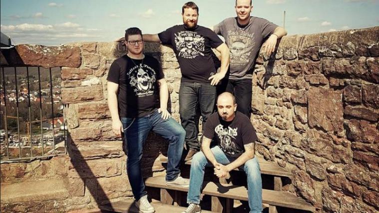 Hinten von links Patrick, Hannes, Markus und vorne sitzend Martin. Es fehlt Lukas. - Foto: Facebook/Hämmertrupp