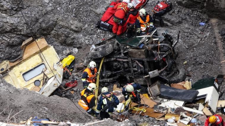 Nach dem Sturz in die Felsschlucht wurde das Wohnmobil völlig zerfetzt, die beiden Insassen haben den Unfall aber glücklicherweise überlebt.