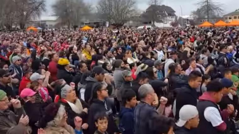 Mehr als 7.700 Menschen – vom Kleinkind bis zum Pensionisten – versammelten sich am Samstag in der Stadt Rotorua, um den Weltrekord für den größten Haka zurückzuerobern. - Foto: Youtube/Screenshot