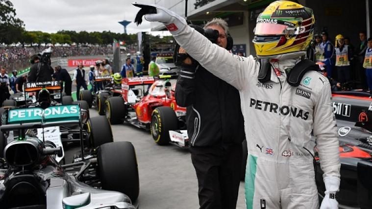 Lewis Hamilton wird am Sonntag von der Pole-Position in das womöglich entscheidende Rennen in Sao Paolo starten.