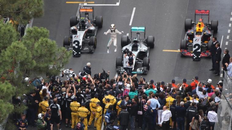 Mit einem Sprung aus seinem Cockpit feierte Lewis Hamilton seinen Sieg in Monte Carlo.