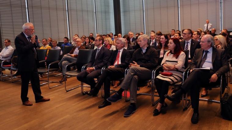 Unternehmer erhielten bei der Tagung in der Handelskammer Bozen wichtige Inputs und Informationen. - Foto: HK