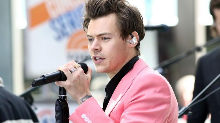 Harry Styles produziert eine Sitcom, die Parallelen zu seinen Anfängen in der Band One Direction aufweist.