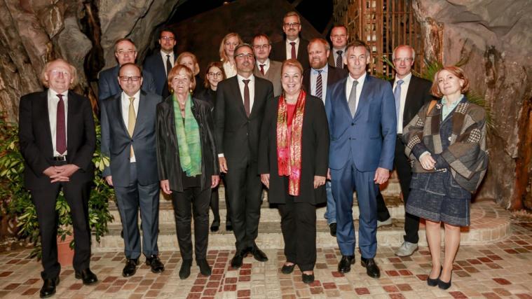 Beim Besuch von Österreichs Gesundheitsministerin Beate Hartinger-Klein (1. Reihe, 3.v.r.) war die Wiedereinführung der Facharztausbildung nach österreichischem Modell das maßgebende Thema. Foto: LPA\Oskar Verant