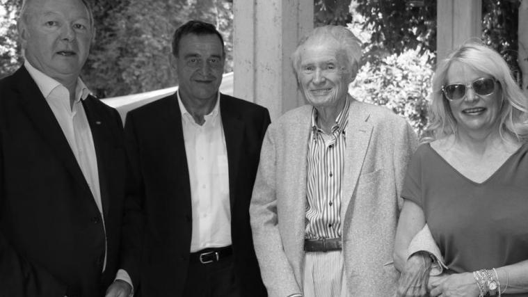 Bei der Überbringung der Glückwünsche anlässlich des 90. Geburtstages von Heinz Mayr im Jahr 2017. Von links: HGV-Präsident Manfred Pinzger, HGV-Vizepräsident Gottfried Schgaguler und Heinz Mayr mit Tochter Christine.
