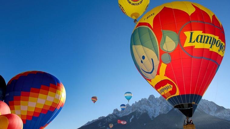 Im Januar werden wieder zahlreiche Heißluftballone über das Hochpustertal fliegen. - Foto: Dolomiti Balloonfestival