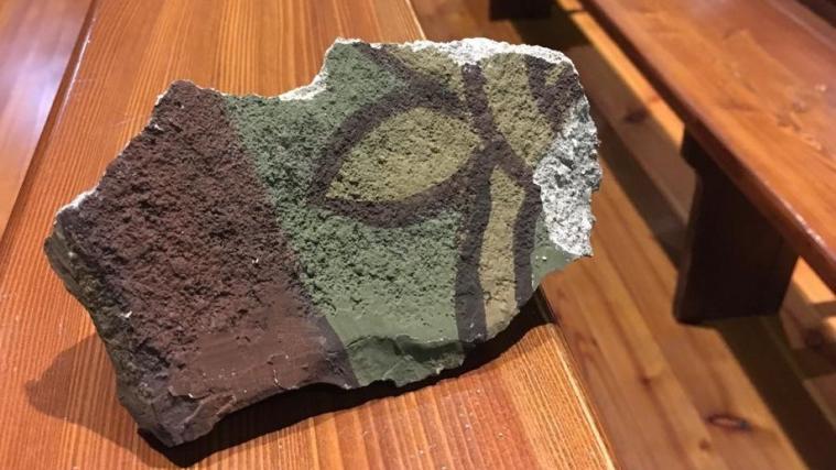 Dieses Mauerstück löste sich von der Decke und prallte nur wenige Meter von den Betenden auf die Kirchbank. - Foto: ChPe