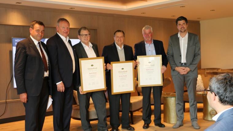 Von links: HGV-Bezirksobmann Gottfried Schgaguler, HGV-Präsident Manfred Pinzger, die Geehrten Rudi Christof, Erwin Pomella und Robert Santer sowie HGV-Vizepräsident Helmut Tauber. - Foto: HGV