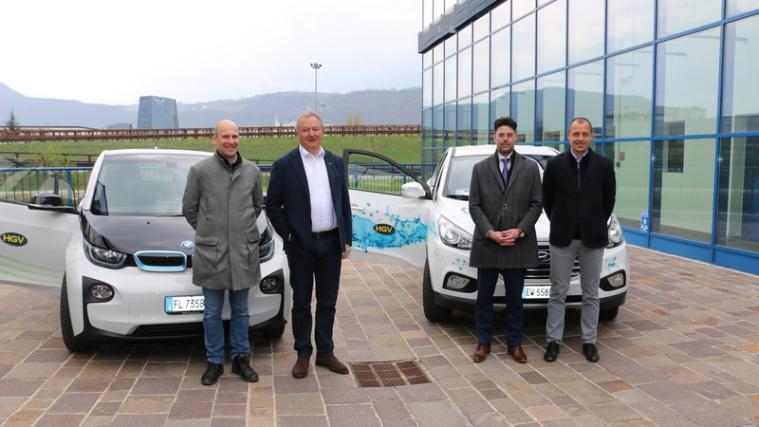 Die umweltfreundlichen Autos des HGV. Von links: Martin Gallmetzer, Wasserstoffzentrum Bozen, HGV-Präsident Manfred Pinzger, HGV-Direktor Thomas Gruber, Daniel Boni, Wasserstoffzentrum Bozen. - Foto: HGV