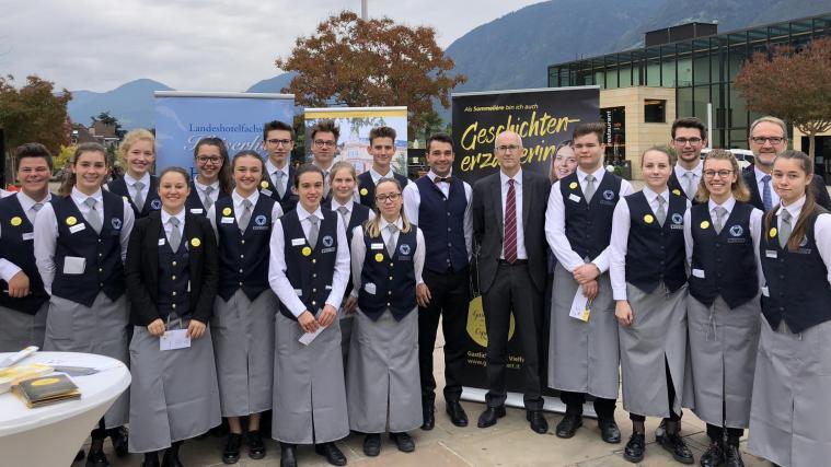 Die Schülerinnen und Schüler der Landeshotelfachschule Kaiserhof mit Direktor Hartwig Gerstgrasser und Matteo Lattanzi, Vorsitzender des Vereins Gastlichkeit in Südtirol.
