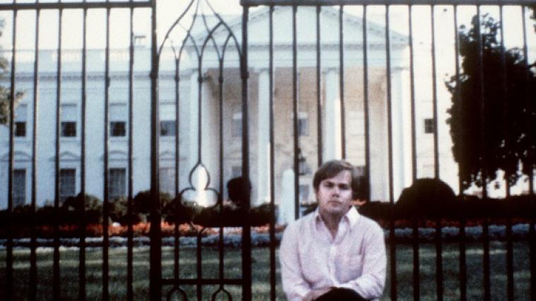 Dieses Foto aus dem Jahr 1981 zeigt Reagan-Attentäter Hinckley vor dem Weißen Haus.