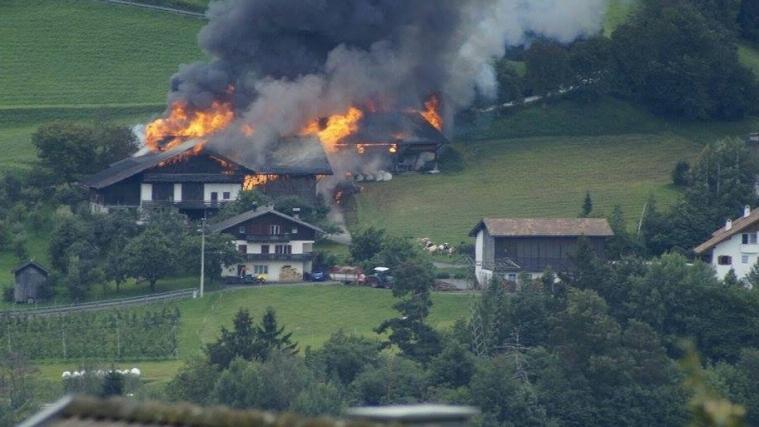 Der Stadel des Holzeisenhofes in Gufidaun wurde ein Raub der Flammen. - Foto: Feuerwehren in Südtirol