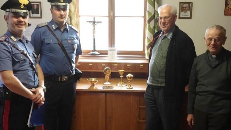 Die Rückgabe der gestohlenen Gefäße. - Foto: Carabinieri
