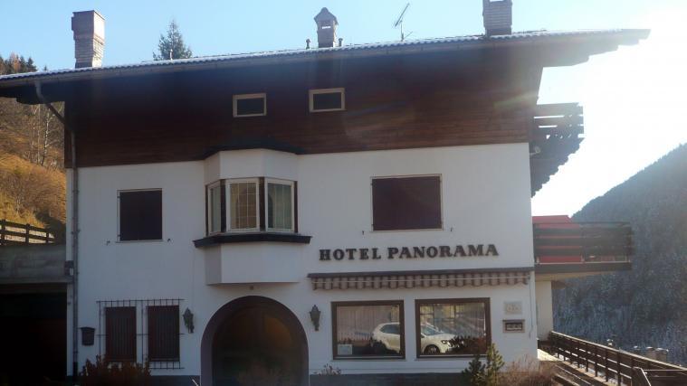 3 Familien und 10 Einzelpersonen sind von Bozen nach Welschnofen übersiedelt. Sie wohnen im Ex-Hotel Panorama.