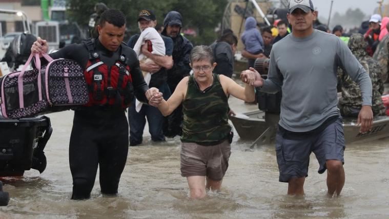 Rettungsmannschaften müssen in Texas unzählige Personen aus den überschwemmten Gebieten in Sicherheit bringen.