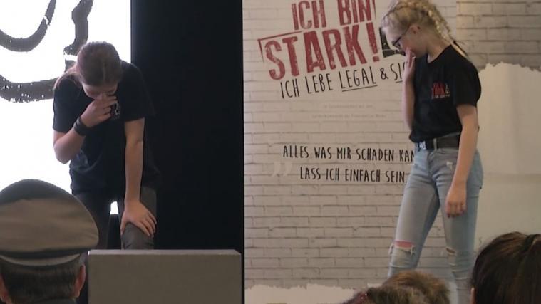 Jugendliche Schauspieler begeisterten mit vier Theatereinlagen und einem Rap das gleichaltrige Publikum. - Foto: GNews