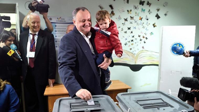 Der Favorit auf das Präsidentenamt, Igor Dodon, mit seinem Sohn beim Urnengang.