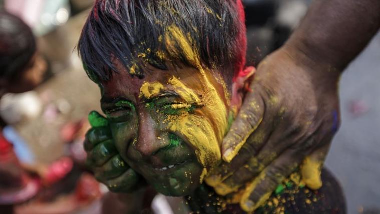 Farbenfrohes Treiben: Ein Kind während des indischen Holifest. Foto: apa