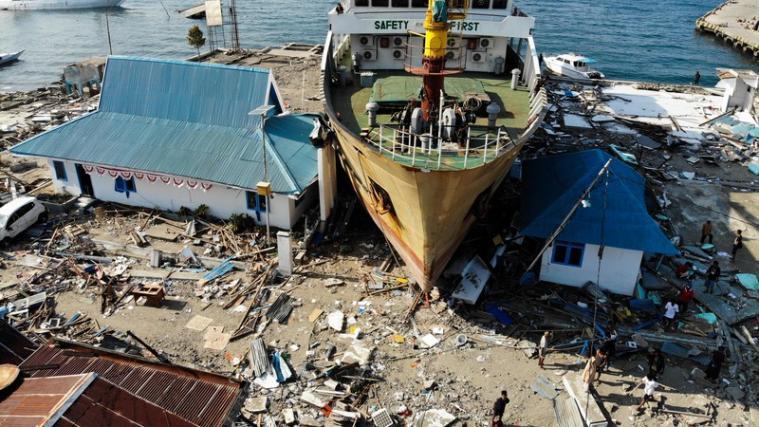 Im Fischerort Donggala, weiter oben an der Küste, näher am Zentrum des schlimmsten Bebens mit Stärke 7,4, hat der Tsunami eine große Fähre mitten in den Ort geschwemmt.