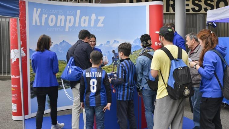 Zahlreich waren die Fans, die sich am Infostand im "San Siro" über die Ferienregion Kronplatz informierten. - Foto: Tourismusverein Bruneck/Mattia Pistoia