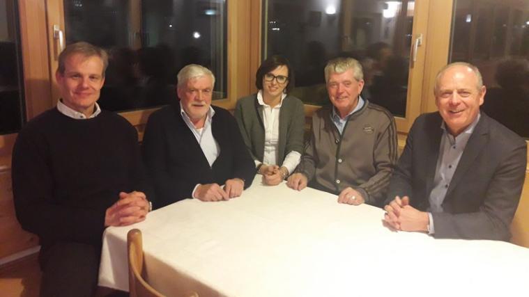 Im Bild v.l. der Infranet-Präsident Philipp Moser, der ehemalige Bezirkspräsident Hans Moriggl; die swr-ea-Geschäftsführerin Alexandra Silvestri; der Bezirkspräsident Karl Pfitscher und der swr-ea-Präsident Leo Tiefenthaler. - Foto: swr