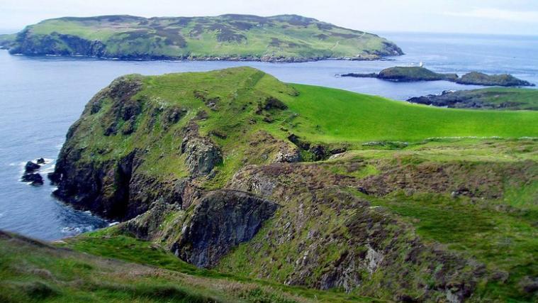 Die Isle of Man ist größtenteils hügelig. Die Insel gehört zur britischen Krone, ist aber nicht Teil des Vereinigten Königreichs. - Foto: Wikipedia