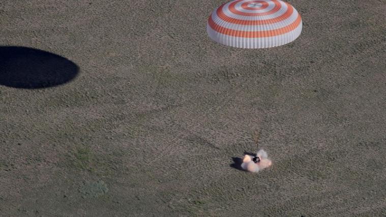 Die Sojuskapsel ist sicher in der Steppe von Kasachstan gelandet.