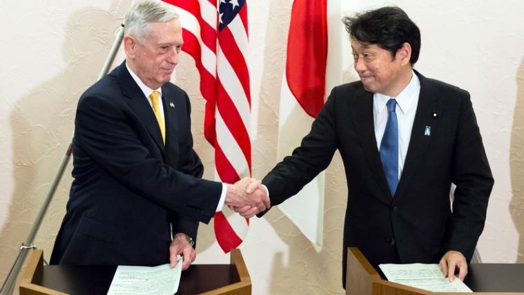 James Mattis (links) und Itsunori Onodera (rechts) bei einem Treffen in Tokio am Freitag.