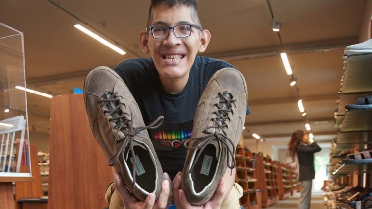 Jeison Rodriguez hat Schuhgröße 68. - Foto: Dpa