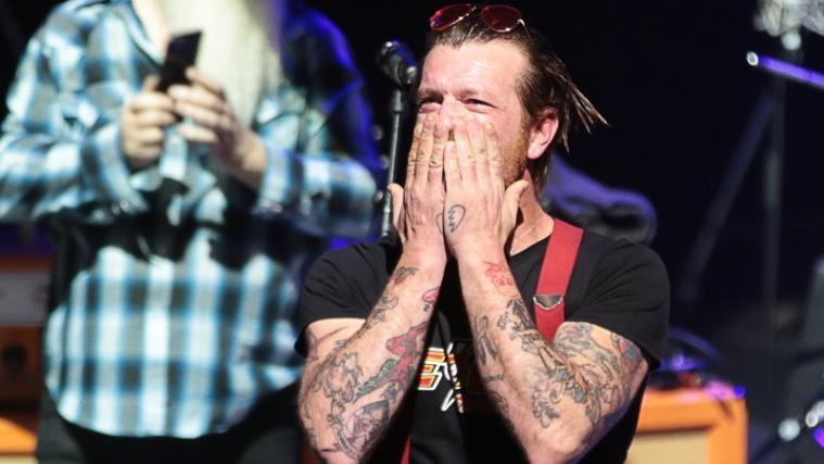 Jesse Hughes, Sänger der Eagles of Death Metal, kämpft mit den Tränen.