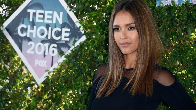 Jessica Alba hat sich beim Teen Choice Award gegen Waffen ausgesprochen.