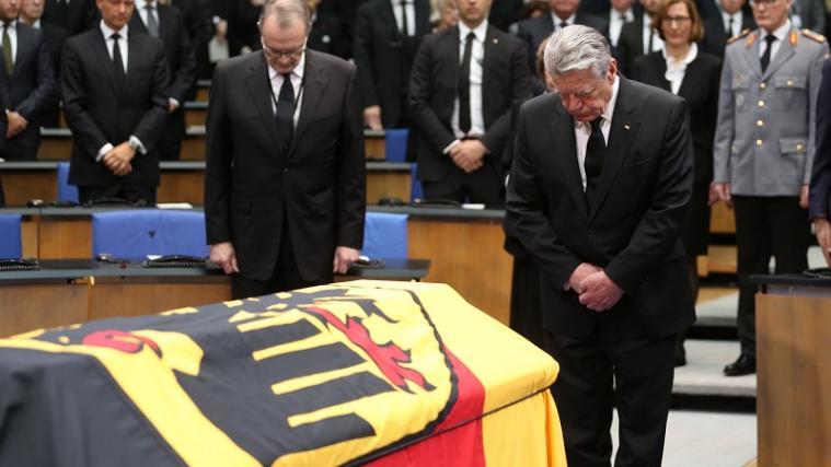Bundespräsident Joachim Gauck veneigt sich vor dem Sarg des "ewigen Außenministers" Hans-Dietrich Genscher.