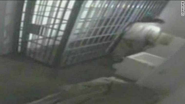 Joaquín „El Chapo“ Guzmán verschwindet im Tunnel unter der Dusche.