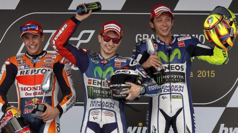 Jorge Lorenzo (M), Marc Marquez (l.) und Valentino Rossi (r.)