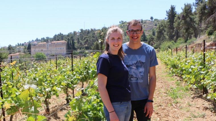 Bild 1: Julia Leimstädtner (links) und Julian Stuefer (rechts) in der Nähe von Bethlehem. - Foto: KJS