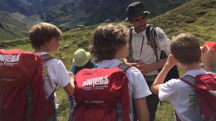 Die Kinder lernen im Rahmen der Junior Ranger Ausbildung unter anderem sich mit Kompass und Karte zu orientieren, welche Pflanzen essbar sind oder wie man sich in Notsituationen am Berg verhält. - Foto: Landesamt für Naturparke