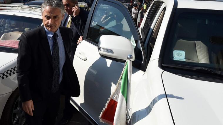 Der italienische Botschafter Maurizio Massari auf dem Weg zur Leichenhalle in Kairo, wo der Leichnam des Studenten Giulio Regeni aufbewahrt wird.