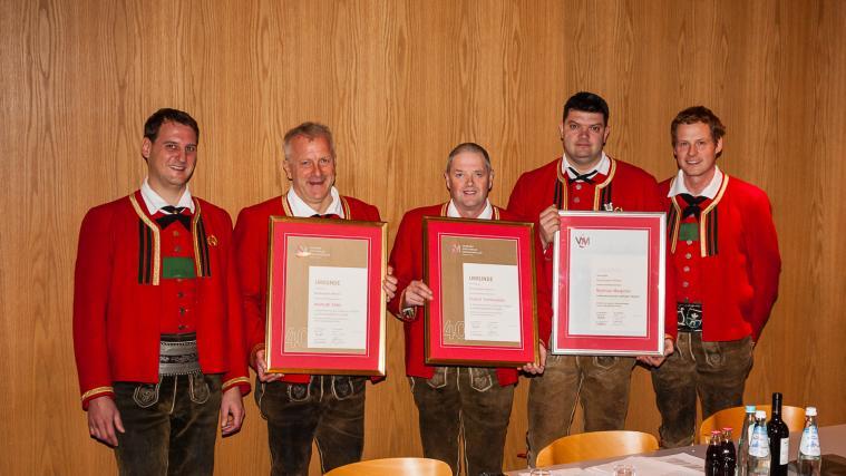 Kapellmeister Joachim Bacher (links) und Obmann Anton Walter (rechts) ehrten Helmuth Siller (von links), Hubert Trenkwalder und Matthias Marginter für ihre langjährige Mitgliedschaft. Foto: Oswald Trenkwalder