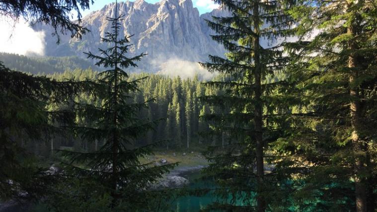 Das Land fördert keine Betriebe in touristisch erfolgreichen Gebieten mehr. Im Bild: Der Karersee. - Foto: LPA/M.Palme