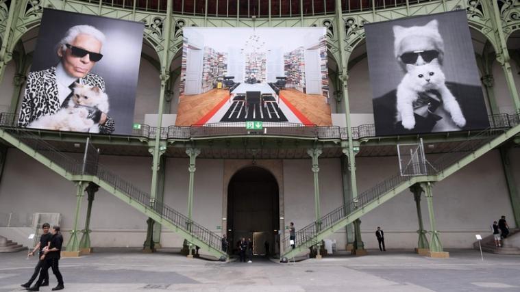 Unter dem Motto „Karl For Ever“ hat die Pariser Modewelt den im Februar gestorbenen Stardesigner Karl Lagerfeld im Grand Palais geehrt.