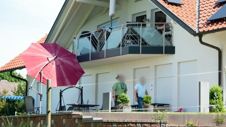 Ermittler der Polizei stehen auf der Terrasse am Haus des verstorbenen Kasseler Regierungspräsidenten Walter Lübcke (CDU).