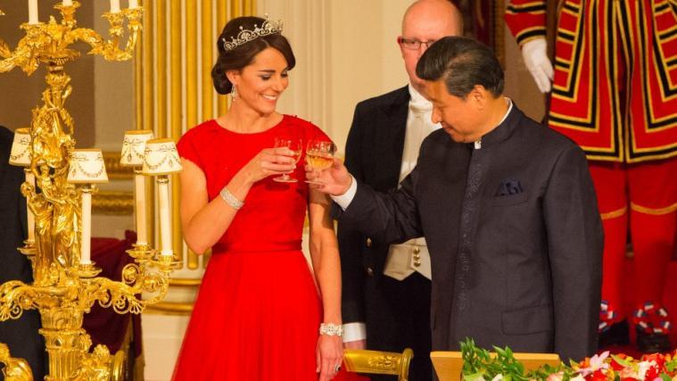 Kate im knallrotem Kleid und mit glitzerndem Diadem.