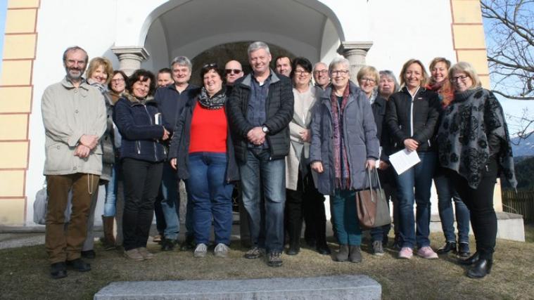 Mit der Besichtigung und einer Andacht in der Blasiuskapelle in Völs in Tirol fand das Treffen der Familienverbandsvorstände aus Südtirol, Tirol und Vorarlberg (im Bild) seinen Ausklang. - Foto: Katholischer Familienverband