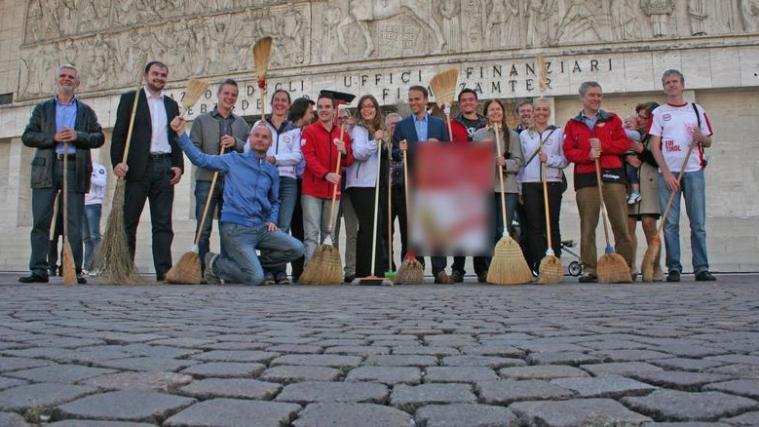 Strahlende Gesichter bei der Plakat-Aktion im Jahr 2010. Dass darauf ein jahrelange Gerichtsstreit folgen sollte, konnte damals noch niemand ahnen. - Foto: Süd-Tiroler Freiheit