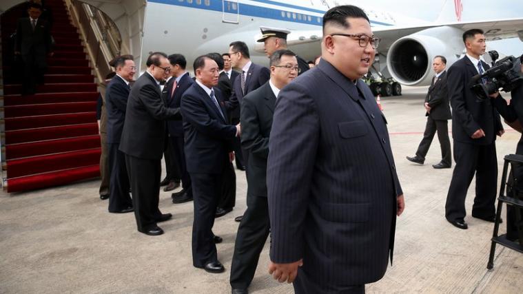Kurz nach der Landung auf dem internationalen Flughafen kam er bereits mit dem Regierungschef Lee zusammen.