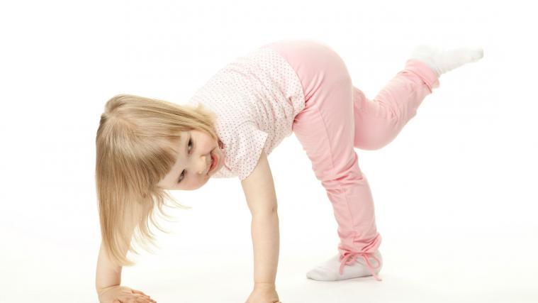 Ob die Wirbelsäule ihrer Kinder schief oder verdreht ist, können Eltern mit einem einfachen Test prüfen.
