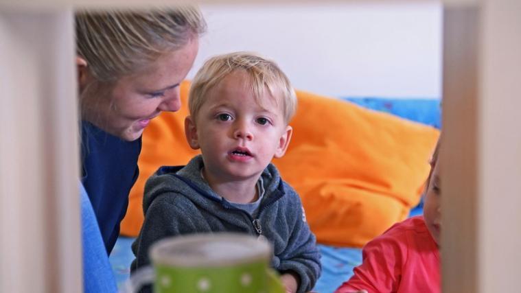Über 4000 Kinder zwischen 3 Monaten und 3 Jahren werden von 237 Tagesmüttern, in 92 Kitas oder in einem der 14 Horte betreut. Foto: LPA/Greta Stuefer